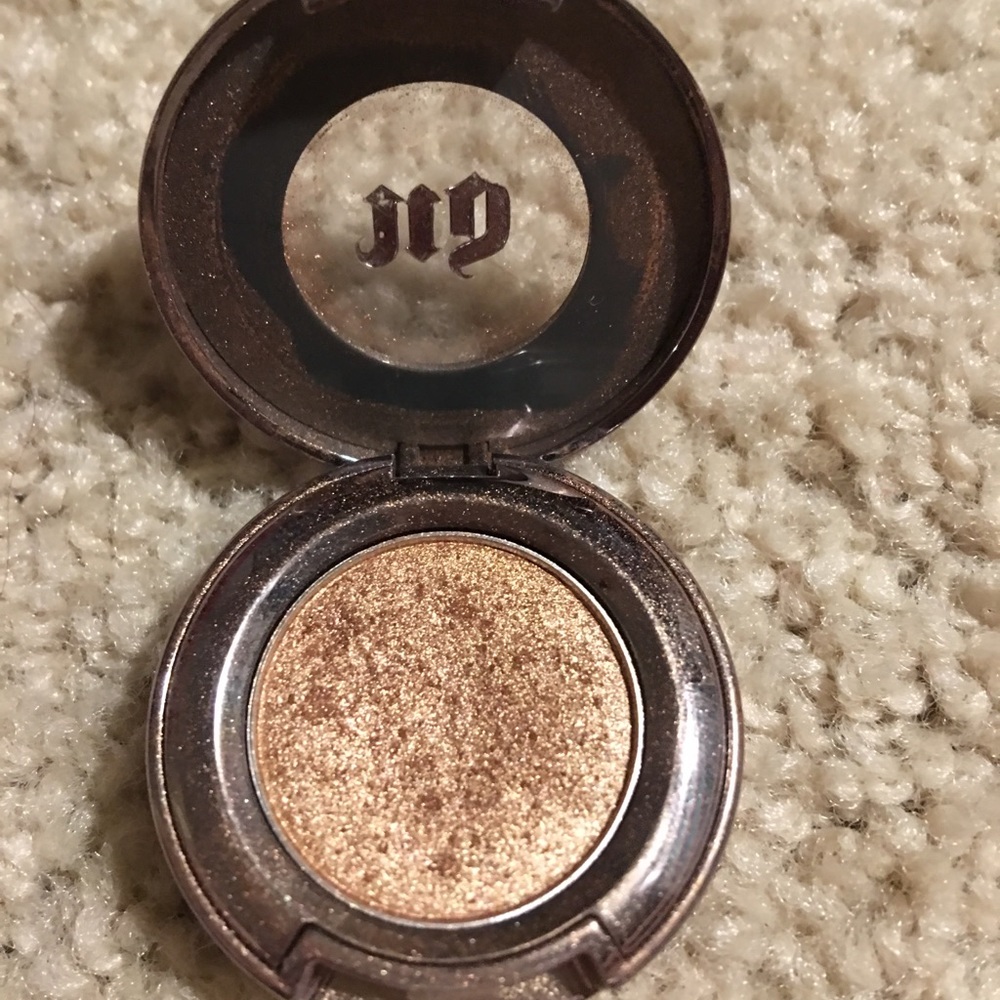 Urban decay hold eyeshadow